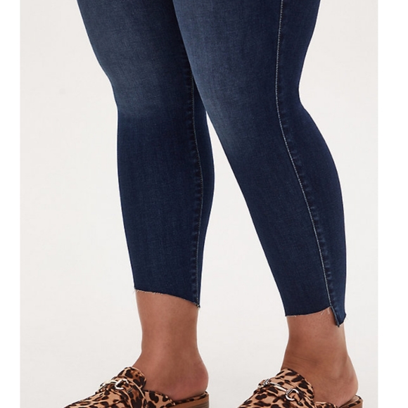 🎉HOST PICK🎉 Torrid High Rise Skinny Jean w/ Step Hem (10) - Picture 2 of 8